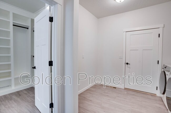 Building Photo - 2172 W Camus Dr