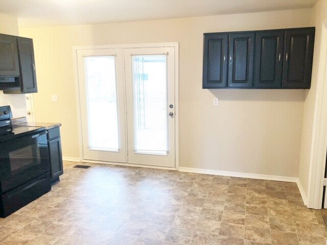 Building Photo - EAST - RECENTLY UPDATED 4 BEDROOM / 2 BATH HOME AVAILABLE NOW!