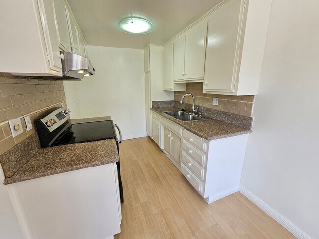 Building Photo - TOP FLOOR UNIT - Light and Airy 2 Bedroom, 2 Bath