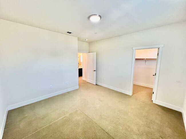 Building Photo - Lovely 4 bedroom 2.5 Bathroom Home in East...