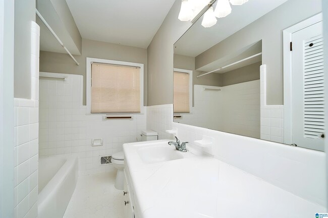 Building Photo - 1213 Oakwood St