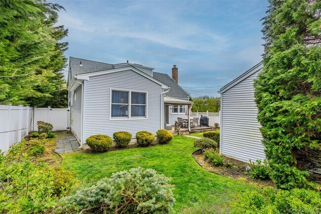 Building Photo - 25 E Shore Dr
