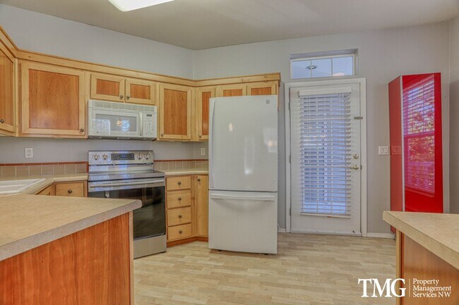 Building Photo - Spacious Ground-Level 2BD Condo with Garage & Resort-Style Amenities