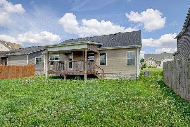 Building Photo - Sharp 3 bed 2 bath with Bonus room and nice fenced yard.
