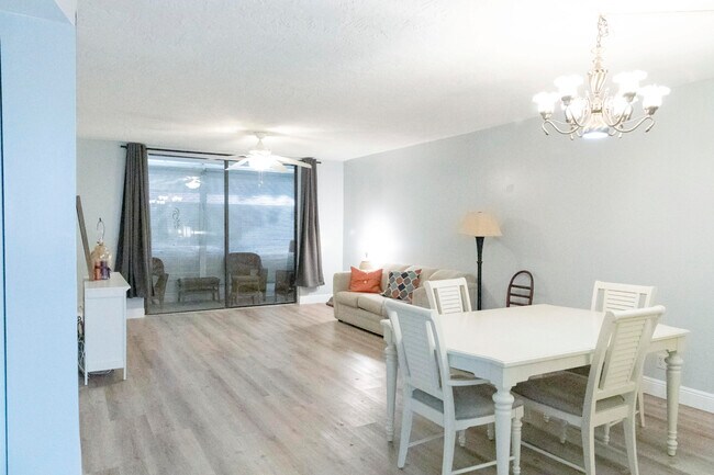 Building Photo - 2851 Somerset Dr
