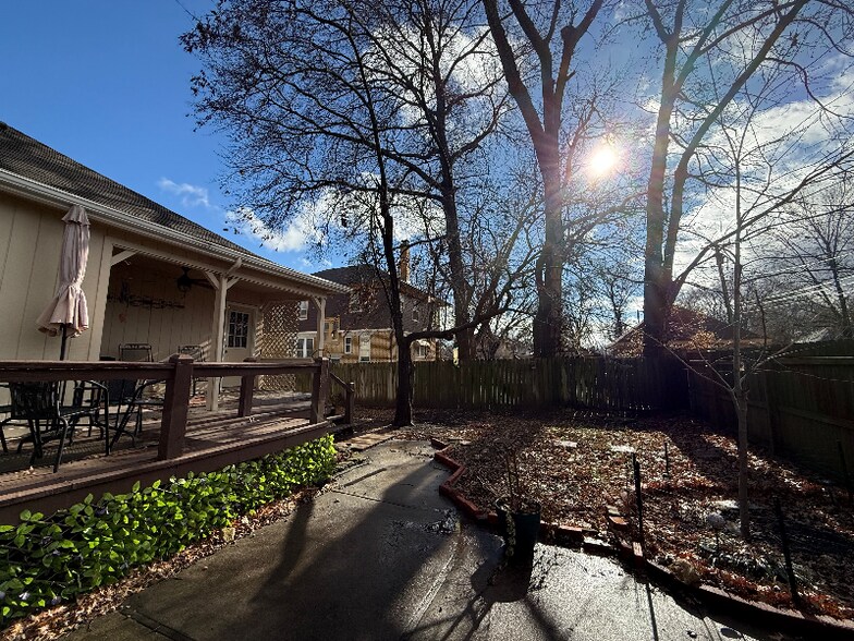 Building Photo - 940 S Cedar St