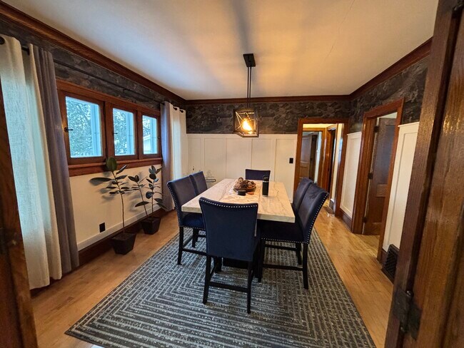 Building Photo - 717 S Fairview St