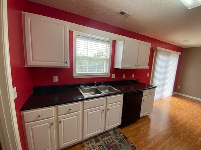 Building Photo - Charming 2 bed 2 bath home in Whitney Pines