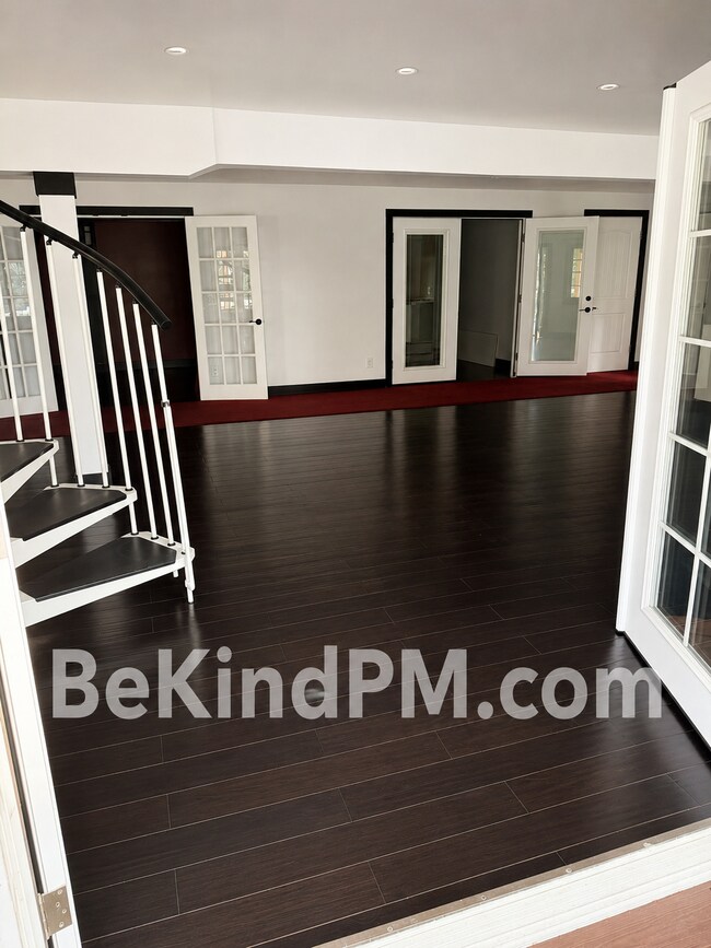 Building Photo - Spacious, Bright & Pet Friendly!