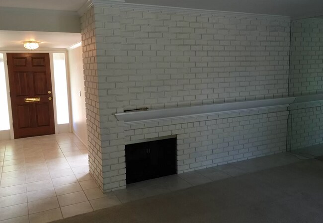 Building Photo - 823 Helena Dr
