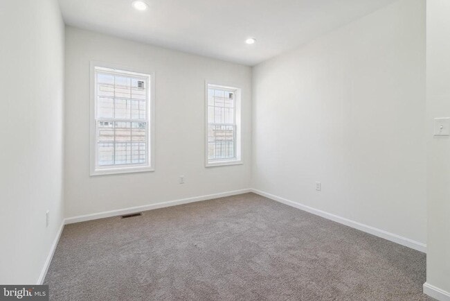 Building Photo - 912 N Milton Ave