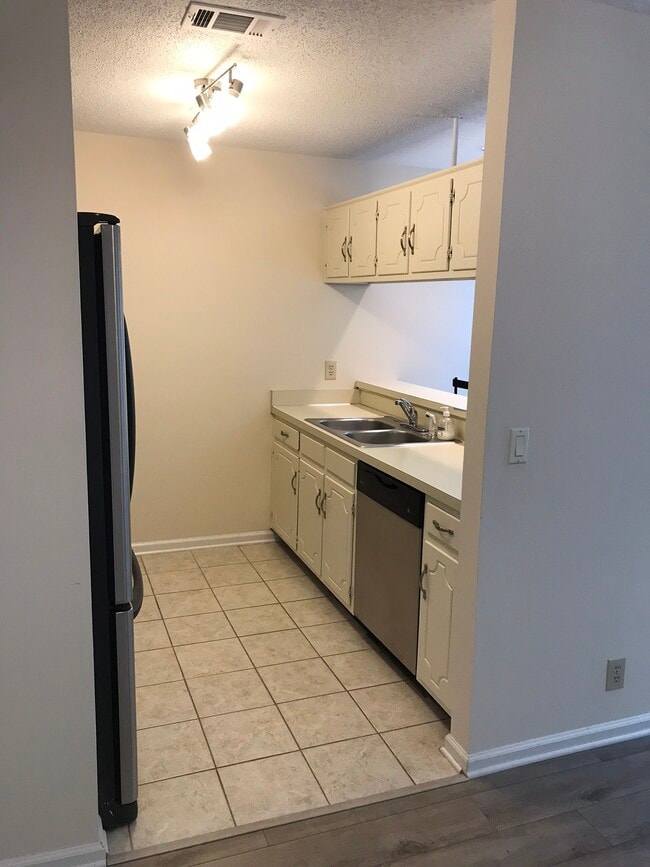 Building Photo - 324 Yorkshire Cir