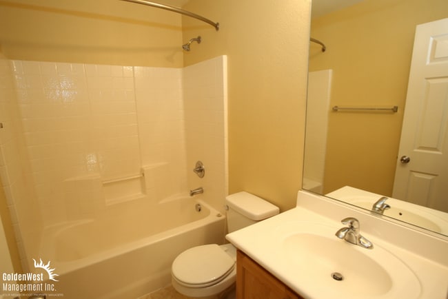 Building Photo - Gorgeous 4Bdm 2.5Ba Two Story Home in Desi...