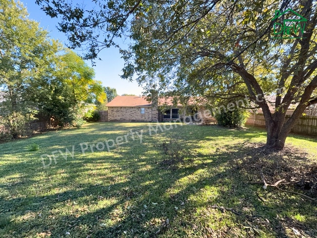 Building Photo - Spacious 3-Bedroom Home for Lease with Large Fenced Backyard in Quiet Benbrook Neighborhood