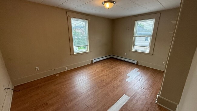 Building Photo - 5 Bedroom 2 bathroom House Available for r...