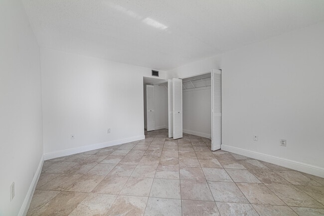 Building Photo - 848 SW 9th St Cir