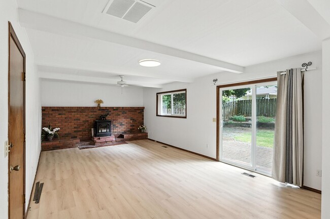 Building Photo - Refreshed 3 Bedroom Ranch In NE Portland
