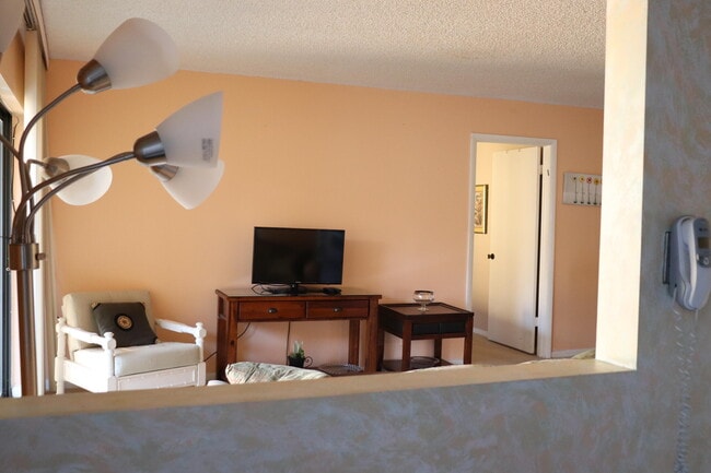 Building Photo - 87 Capri B