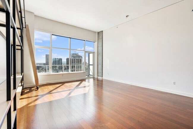 Building Photo - The Civic - 2 bed/2 bath, east facing 16th...