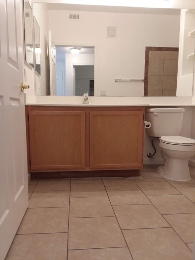 Building Photo - First floor unit in luxury gated Northwest...