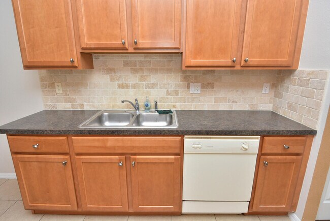 Building Photo - 2138 SE Grand Dr