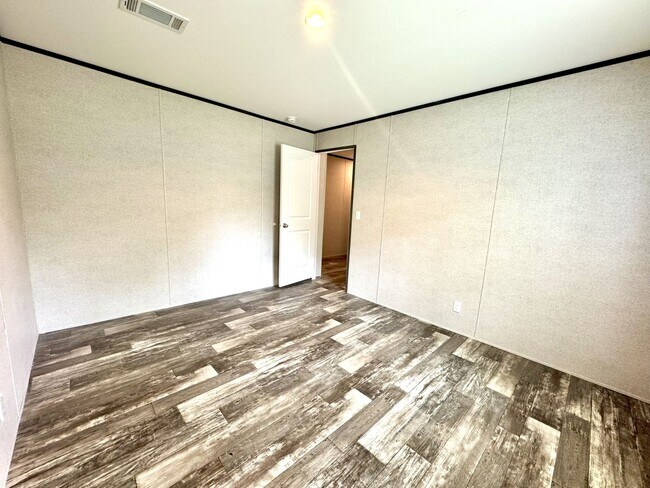 Building Photo - Huge 5 Bedroom 3 Bathroom Hastings Home Lo...