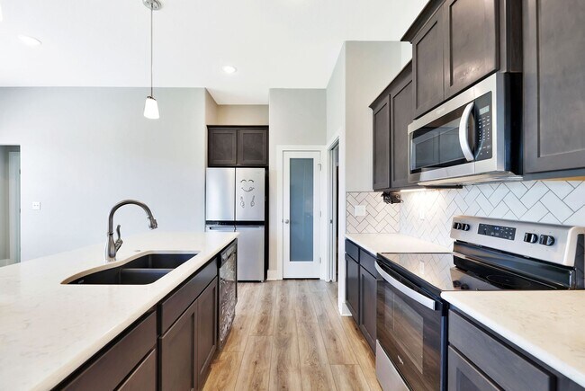 Building Photo - Living in Luxury