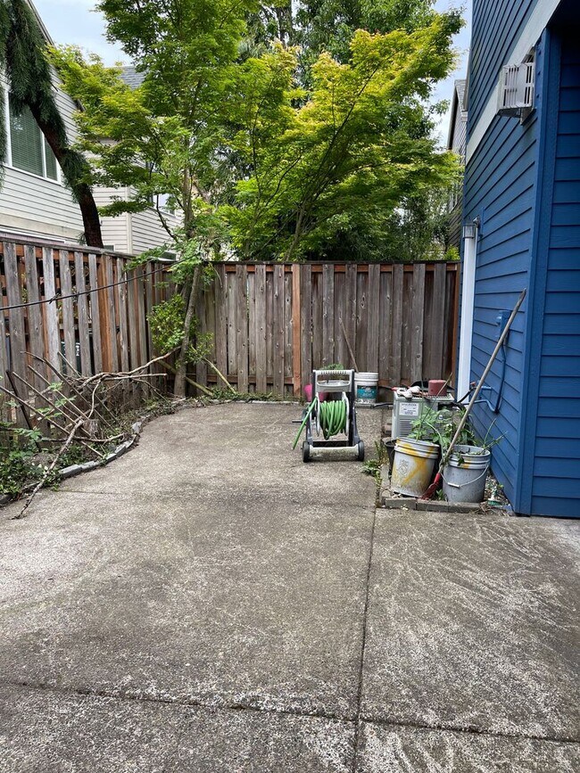 Building Photo - 20711 SW Rosemount St