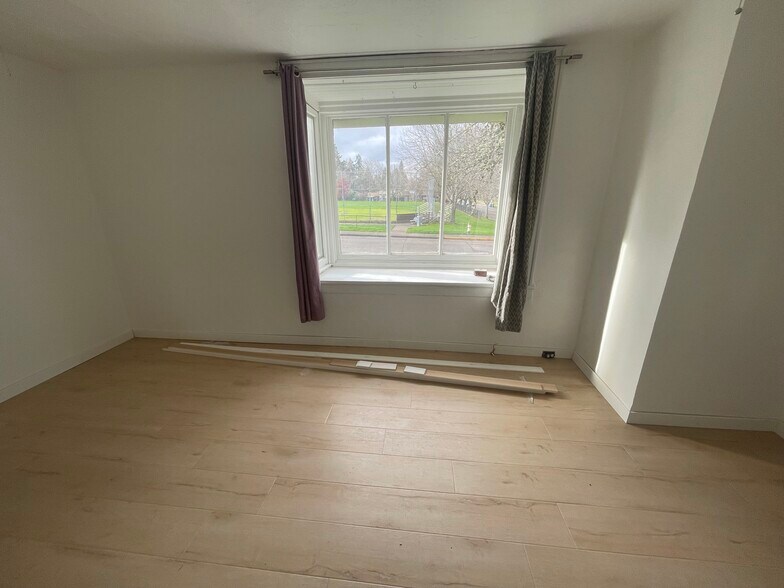 Building Photo - 390 W 19th Ave