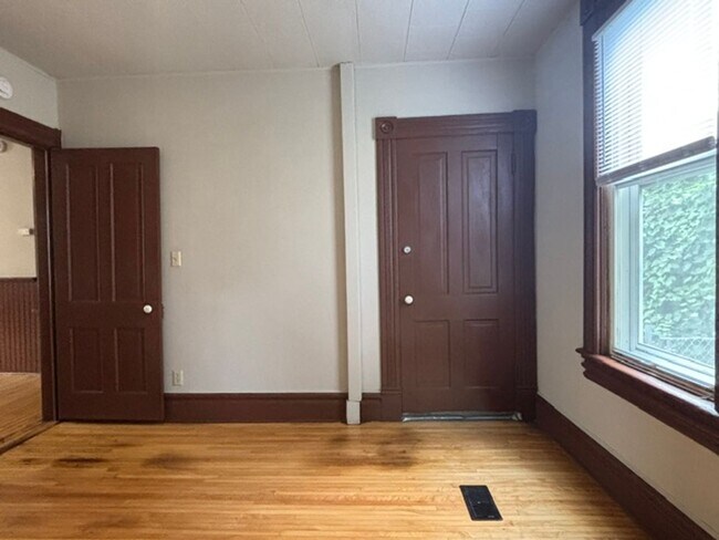 Building Photo - 375 Erie St