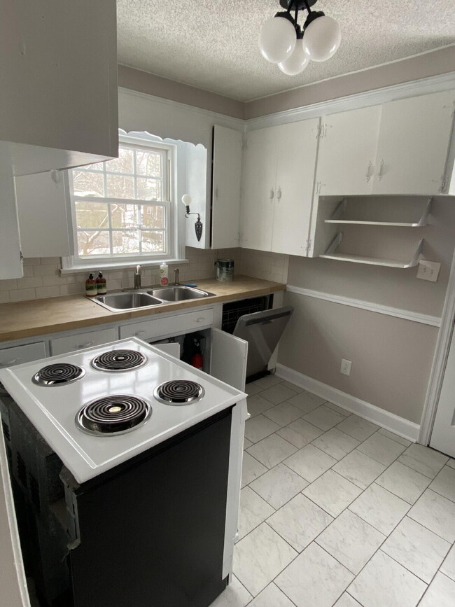 Building Photo - **NOW AVAILABLE!** 2 Bed, 1 Bath Inglewood...