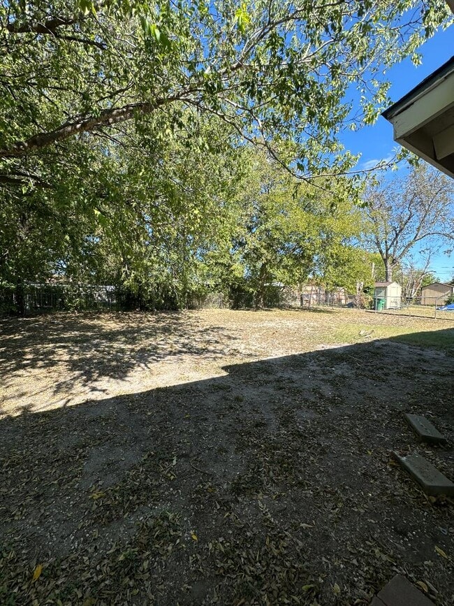 Building Photo - 5127 Village Green