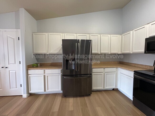 Building Photo - 4926 E Whitehall Dr