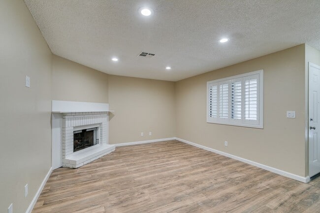 Building Photo - GORGEOUS 2 BEDROOMS CONDO*JUST COMPLETED UPGRADES*SOUTHWEST AREA*COMMUNITY AMENITIES*