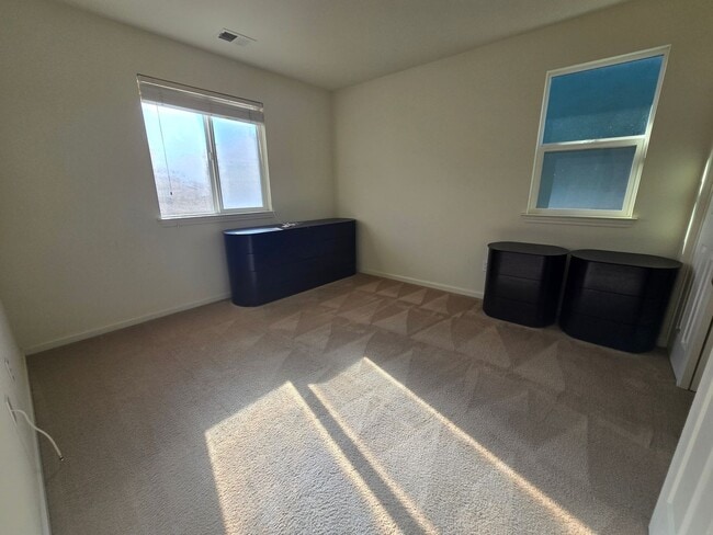 Building Photo - Beautiful 3 Bedroom Townhouse Available Now...