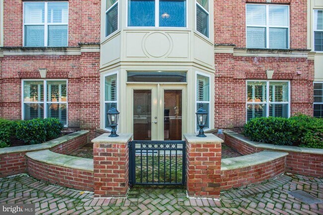 Building Photo - 320 S West St