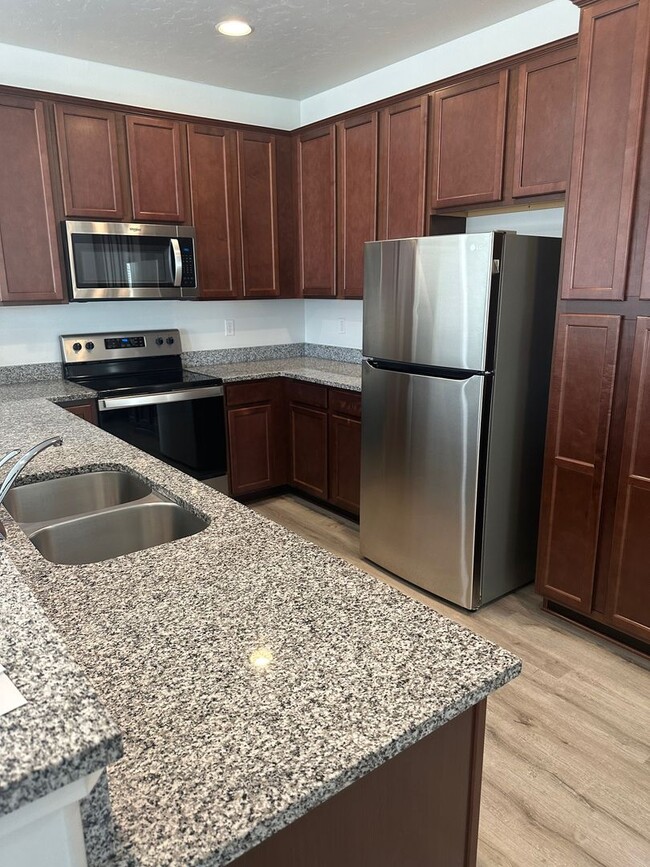 Building Photo - Newer 2-bedroom Townhome