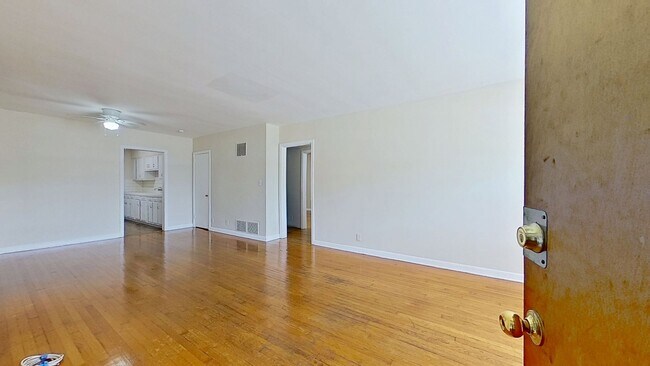 Building Photo - Cute and Charming Apartment in St. Nicholas