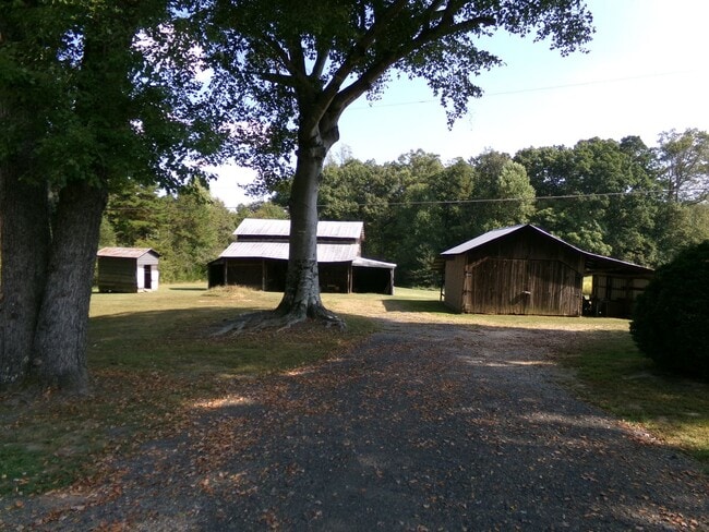 Building Photo - Country Living