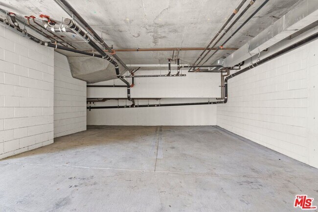 Building Photo - 5019 W Maplewood Ave