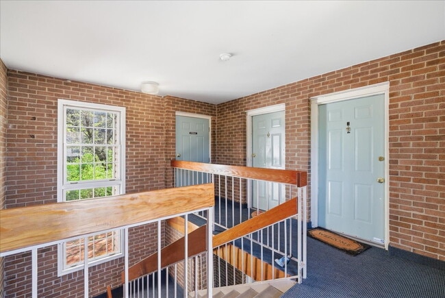 Building Photo - "Charming 2-Bed Oasis: Cozy 780 Sq Ft Retreat in Sterling, VA!"