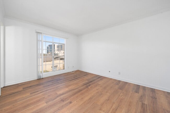 Building Photo - Updated Versailles Condo in Newport Beach