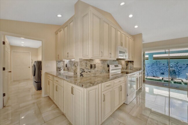 Building Photo - 3BR/2.5BA Private Pool Home | Chestnut Creek Community in Venice