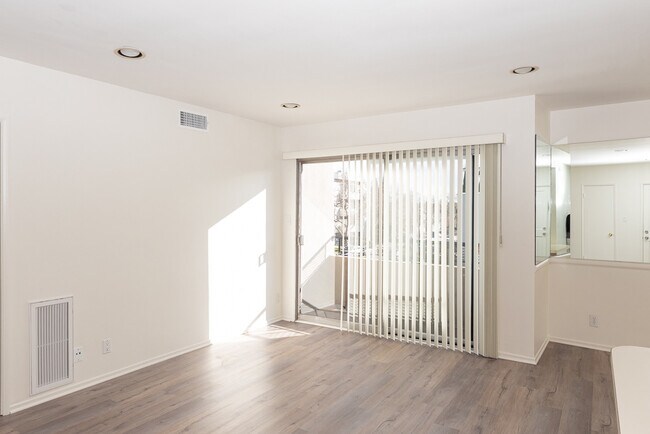 Building Photo - 8635 Cashio St