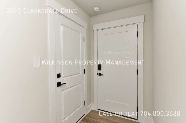Building Photo - 2043 Clarksdale Dr