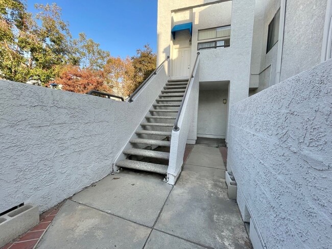 Building Photo - 2 Bed 2 Bath Corner Townhome