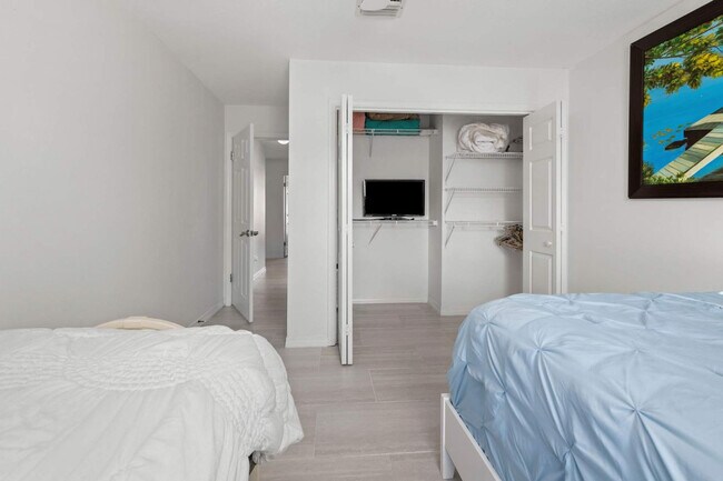 Building Photo - 300 Lan Rob Ln