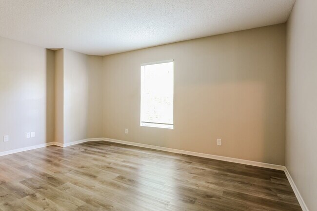 Building Photo - 738 Rosea Ct