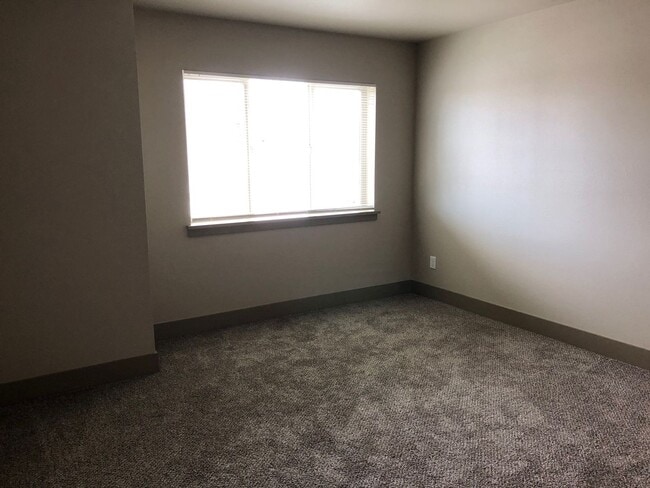 Building Photo - 150 E 15th Ave