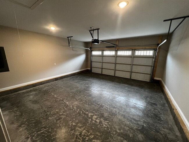 Building Photo - 1208 County House Ln